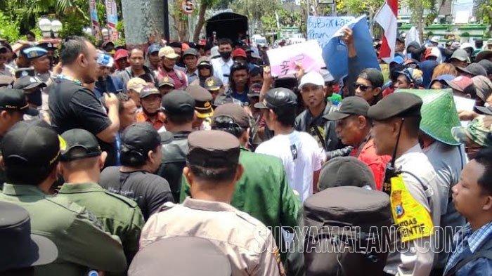 REFORMA AGRARIA - Administratur Perhutani Blitar, Muklisin menemui peserta demonstrasi di depan Kantor Perhutani Blitar, Jl Sudanco Supriyadi, Kota Blitar, Selasa (31/10/2023).