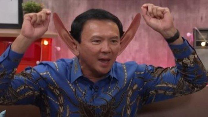 Ahok mempraktekkan saat ayahnya menarik telinganya
 