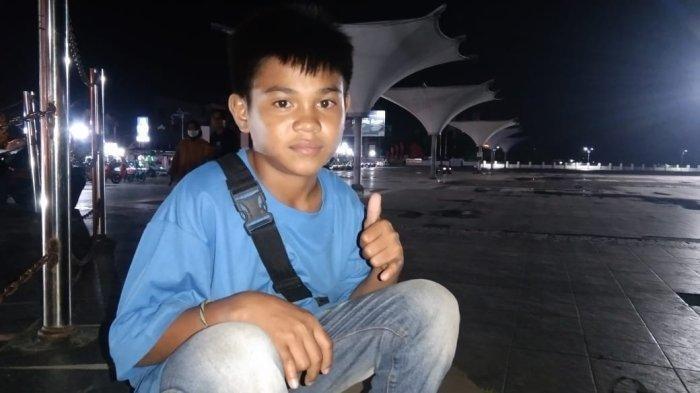 Aidil bocah 9 tahun jualan peyek di sekitar Anjungan Pantai Manakarra Sulawesi Barat