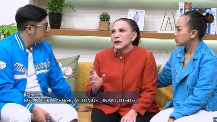 Air mata Mpok Atiek pecah saat menceritakan dirinya divonis mengidap tumor di ususnya (YouTube TRANS7 OFFICIAL)