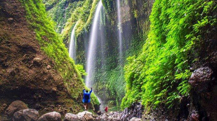 AIR TERJUN MADAKARIPURA : Keindahan Air Terjun Madakaripura di Kabupaten Probolinggo, Jawa Timur.