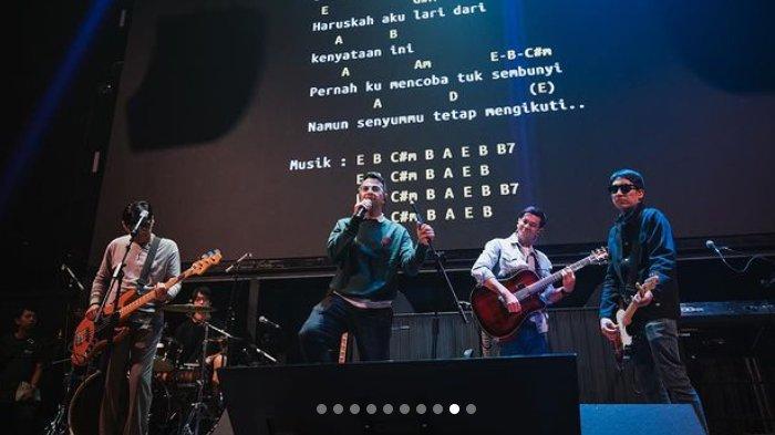Aksi panggung Raffi Ahmad dan band-nya The Freedom