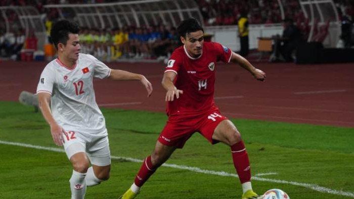 Aksi pemain Timnas Indonesia, Nathan Tjoe-A-On (kanan), saat melawan Vietnam dalam Kualifikasi Piala Dunia 2026 di Stadion Utama Gelora Bung Karno, Kamis (21/3/2024).