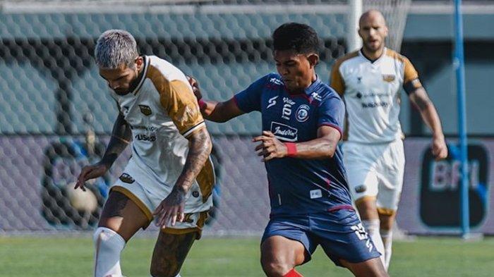 Aksi striker Arema FC, Dedik Setiawan (kanan), saat menghadapi Dewa United di Stadion Kapten I Wayan Dipta, Bali, Kamis (2/11/2023).