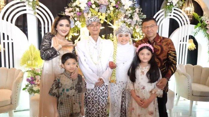 Anang bersama istri dan anak-anaknya berfoto bersama pengantin