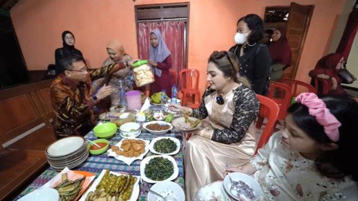 Anang bersama istri dan anak-anaknya makan hidangan yang disajikan