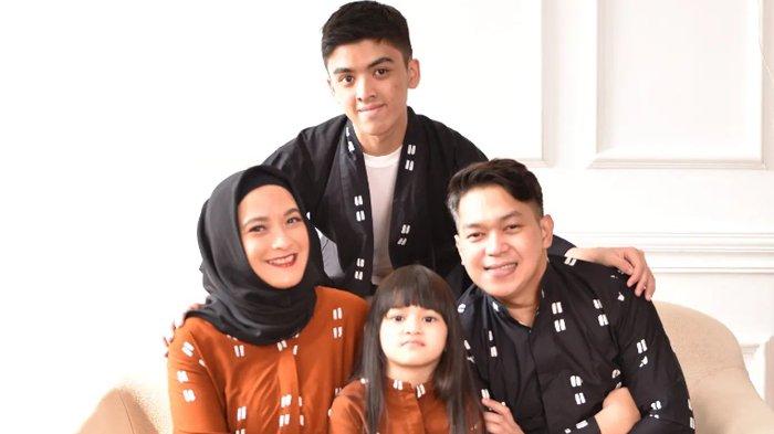 Andhara Early bersama Bugi Ramadhana dan kedua anaknya