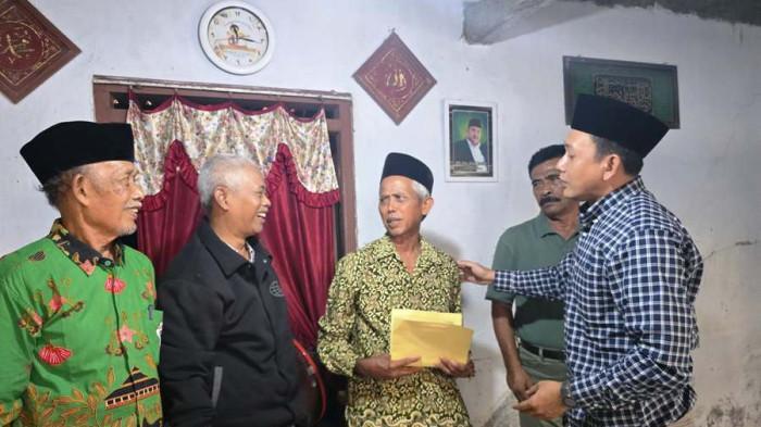 Anggota Komisi E DPRD Jateng, Arif Wahyudi menemui dan berbincang dengan Ahmad Zuhdi
