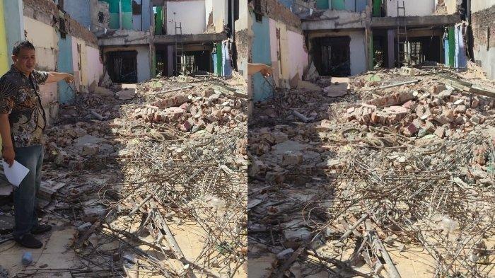 Anggota Polsek Karangpilang Surabaya menunjukkan rumah yang dibongkar tanpa mengetahui pemilik 1