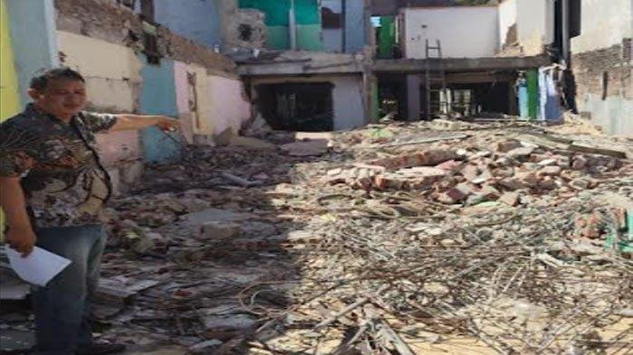 Anggota Polsek Karangpilang Surabaya menunjukkan rumah yang dibongkar tanpa mengetahui pemilik