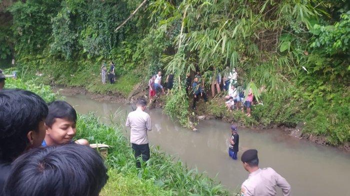 Penyelidikan polisi di lokasi penemuan mayat bayi