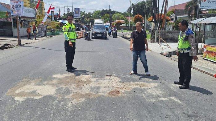 Anggota Satlantas Polresta Pekanbaru di TKP kasus kecelakaan beruntun menewaskan driver ojol