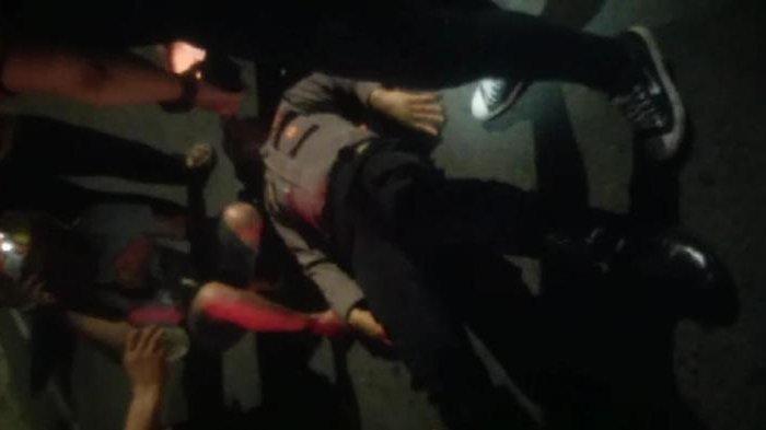 Anggota Satsamapta Polres Pelabuhan Tanjung Perak Surabaya terluka akibat tertabrak kendaraan massa perguruan pencak silat yang berkonvoi di kawasan Perak Barat, Krembangan, Surabaya, Sabtu (29/7/2023).