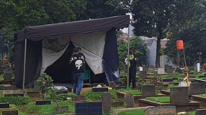 Area makam Dante pun dipasangi tenda saat autopsi dilakukan (YouTube Intens Investigasi)