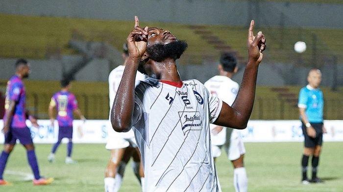 Selebrasi pemain Arema FC, Charles Lokolingoy, selepas menjebol gawang RANS Nusantara FC di Stadion Sultan Agung, Bantul, Kamis (22/2/2024).