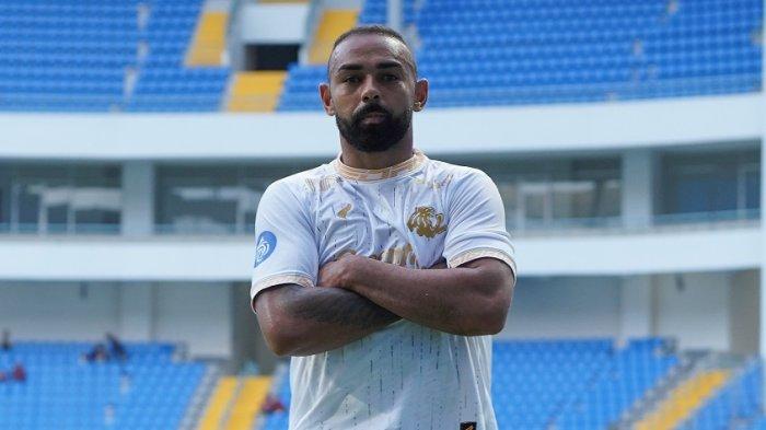 Pemain Arema FC, Dalberto, saat dijamu PSM Makassar pada pekan kelima Liga 1 2024 di Stadion Batakan, Balikpapan, Minggu (20/9/2024).
