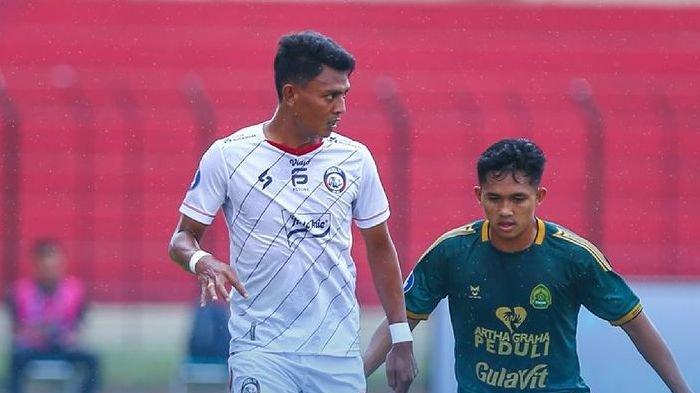 Striker Arema FC, Dedik Setiawan (kiri), saat menghadapi Persikabo pada pekan 27 Liga 1 2023 di Stadion Sultan Agung, Bantul, Jumat (1/3/2024).