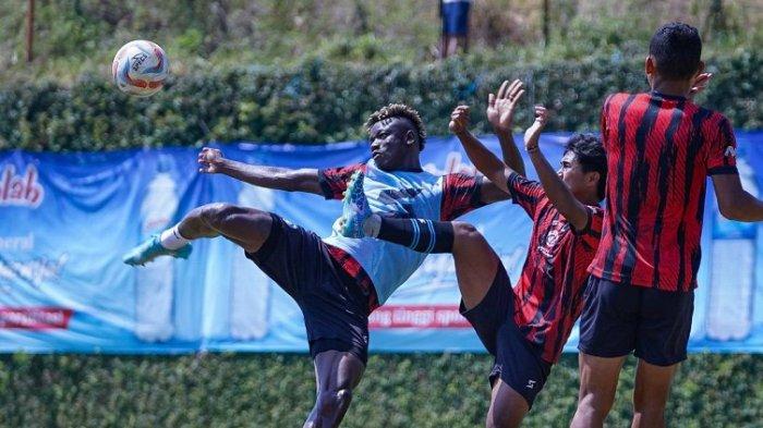Dua pemain Arema FC, Diarra Ichaka dan Bayu Aji, saat berduel dalam latihan di Lapangan Agro Kusuma, Kota Batu, sebagai persiapan menghadapi PSM Makassar akhir pekan ini.