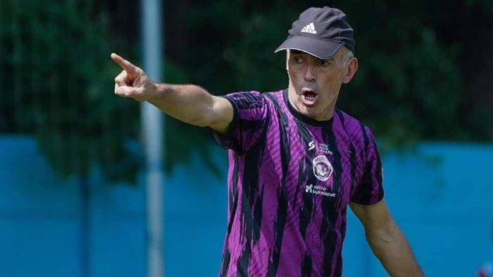 Pelatih Arema FC Fernando Valente saat memimpin latihan tim Arema FC di lapangan ARG Lawang belum lama ini.