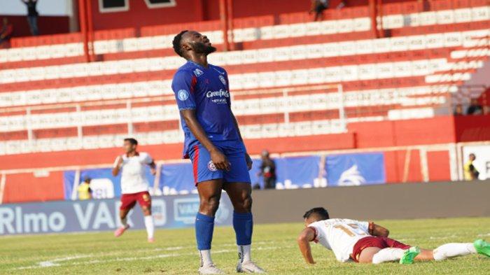 Arema FC kalah dari Borneo FC dengan skor 0-2 di pekan kedua Liga 1 2024/2025 di laga kandang di stadion Soepriadi Blitar pada Sabtu (17/8/2024).