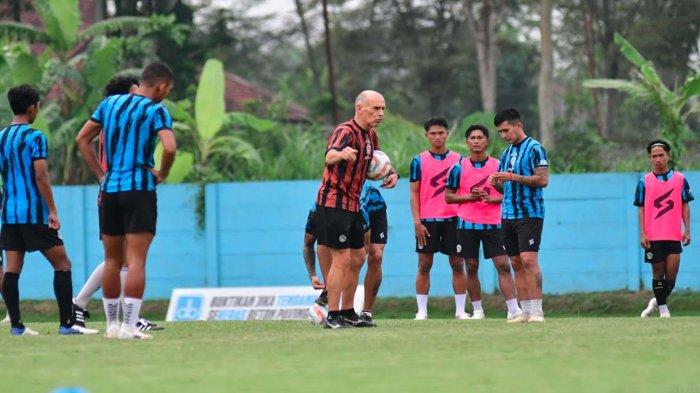 Para pemain Arema FC saat menjalani latihan perdana di lapangan ARG Lawang pada Senin (8/1/2024).