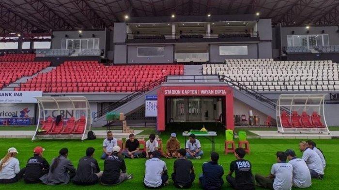 Arema FC melakukan pemotongan tumpeng di Stadion Kapten I Wayan Dipta Bali, Selasa (4/7/2023).