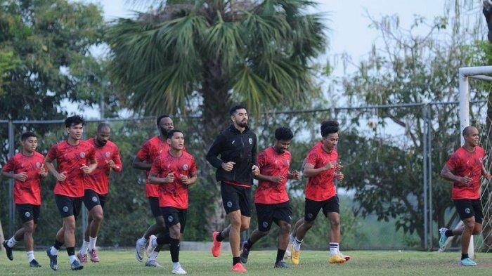 Arema FC saat melakukan latihan di Lapangan Universitas Brawijaya (UB) Malang, Kamis (7/11/2024).