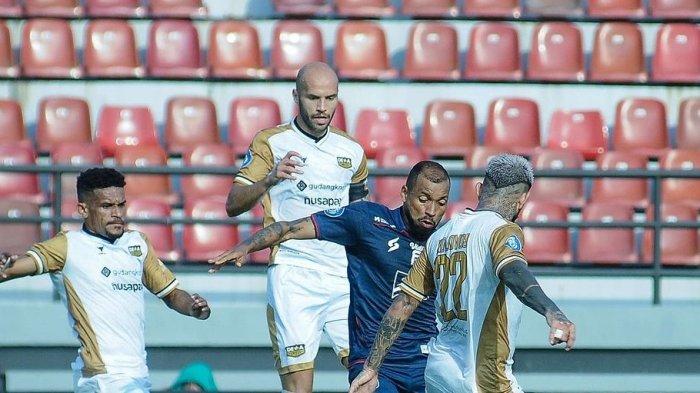 Suasana laga Arema FC vs Dewa United pekan 18 Liga 1 2023 di Stadion Kapten I Wayan Dipta, Bali, Kamis (2/11/2023).