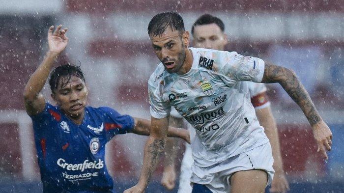 Arema FC vs Persib Bandung pada pekan 20 Liga 1 2024 di Stadion Soepriadi, Kota Blitar, Jumat (24/1/2025).