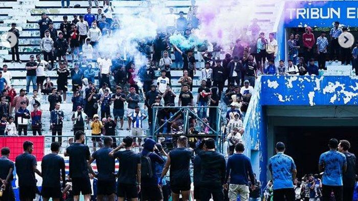 Aremania hadir di Stadion Gajayana saat Arema FC latihan pagi