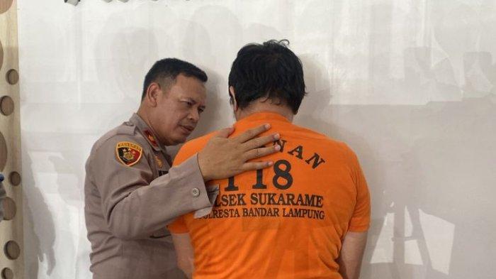  Aria Putra (43) penjaga kost yang menipu 75 mahasiswi di Bandar Lampung, Kamis (17/10/2024). (KOMPAS.COM/TRI PURNA JAYA)