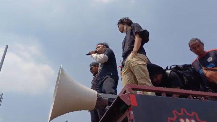 Arie Kriting Ikut Aksi Demo Kawal Putusan MK di Depan Gedung DPR RI
