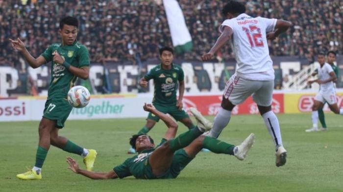 Arief Catur (tengah) dalam laga Persebaya Surabaya vs Arema FC di Stadion GBT (23/9/2023).