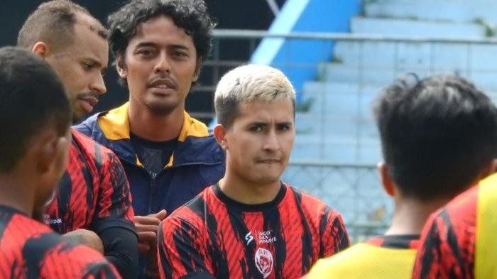 Ariel Lucero (tengah) saat mengikuti latihan rutin bersama Arema FC di Stadion Gajayana Kota Malang, Selasa (27/6/2023).