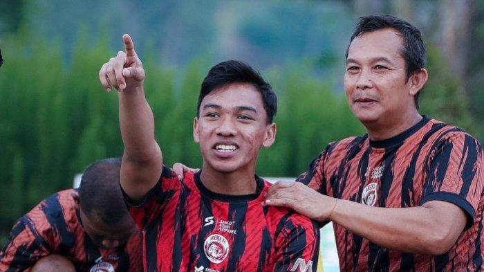 Arkhan Fikri (kiri) dalam sebuah sesi latihan bersama Arema FC.