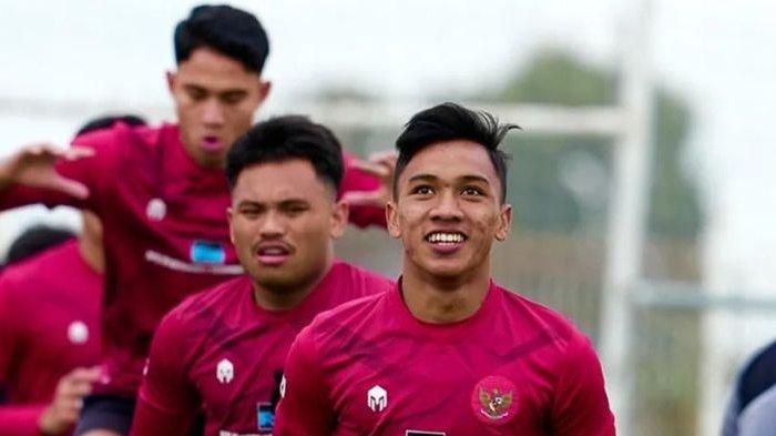 Arkhan Fikri (kanan), pemain Timnas Indonesia, saat berlatih di Turki jelang Piala Asia 2023 Qatar.