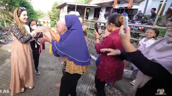 Ashanty menyapa warga kampung di rumah suster Arsy