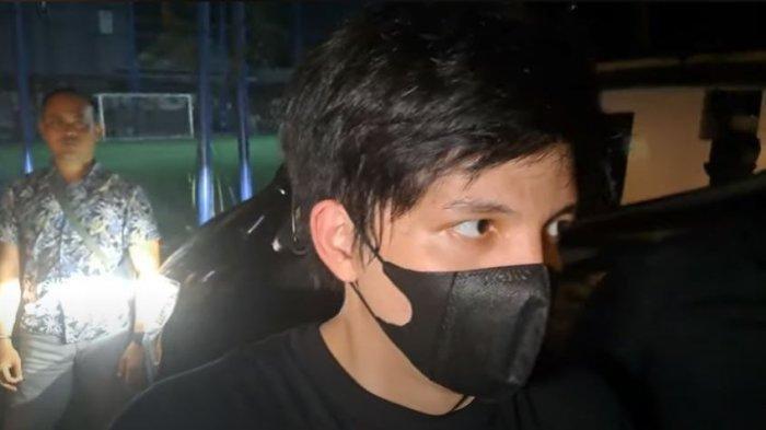 Atta Halilintar - Atta Halilintar lakukan ruqyah di rumah barunya, ternyata ada ART dan karyawannya yang kesurupan hingga muntah-muntah secara tiba-tiba.