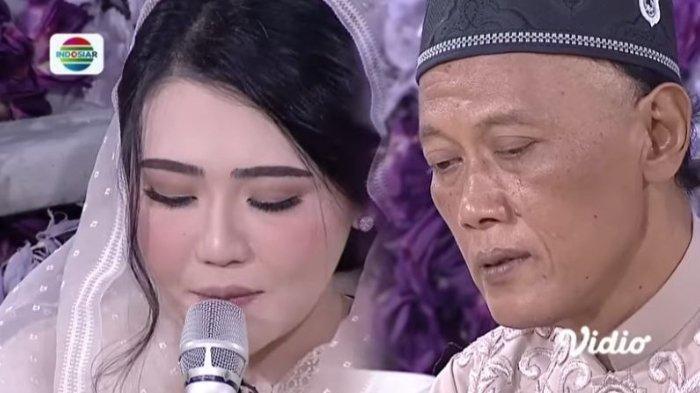 Ayah Via Vallen, Muhammad Arifin (kanan) menangis mendoakan pernikahan putrinya di momen pengajian
