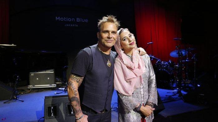 Ayu Azhari bersama suami, Mike Tramp, di Motion Blue, Hotel Fairmont, Senayan