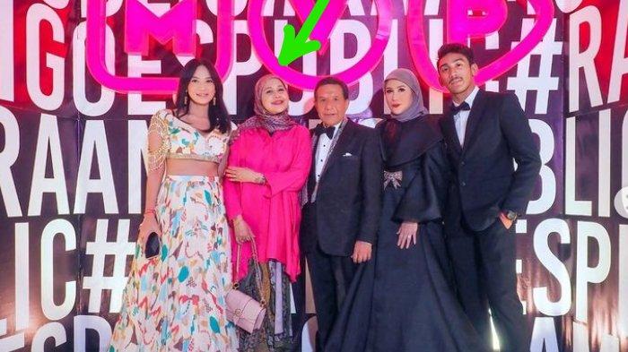 Ayu Azhari saat tampil dengan artis lain
