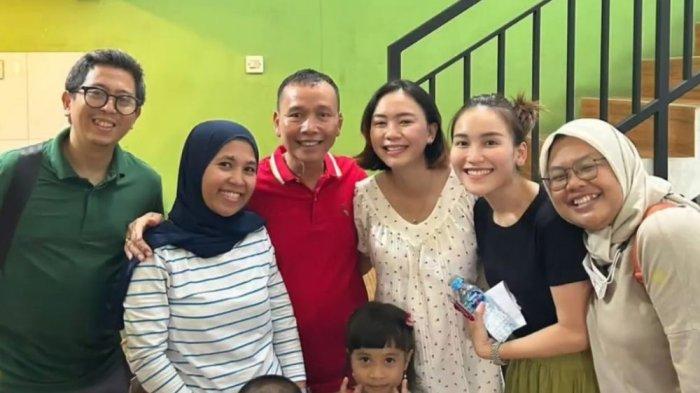 Ayu Ting Ting bantu layani warung ayah (YouTube.com/Isda Family)