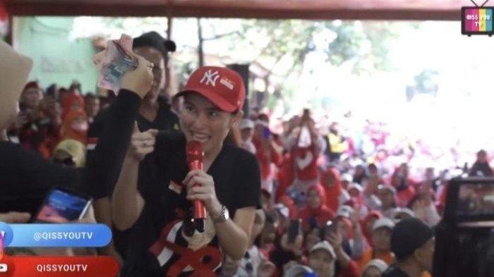 Ayu Ting Ting disawer warga Depok saat meriahkan acara undian kupon jalan sehat HUT ke-78 RI