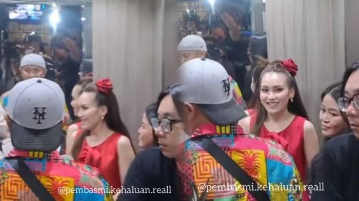 Ayu Ting Ting masuk lift meninggalkan wartawan