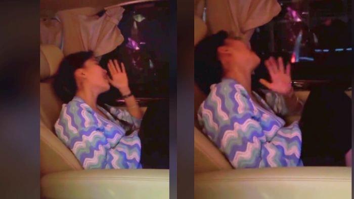 Ayu Ting Ting menangis di dalam mobil