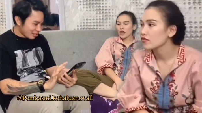 Ayu Ting Ting mendengarkan penjelasan asistennya 1