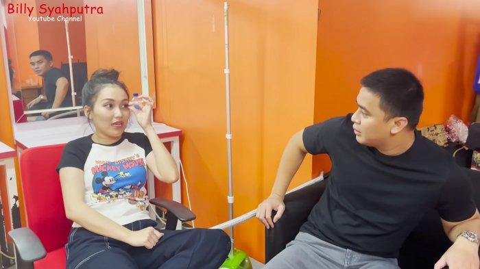 Ayu Ting Ting ngobrol dengan Billy Syahputra setelah sholat