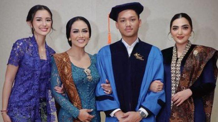 Azriel Hermansyah wisuda didampingi Kris Dayanti, Ashanty dan Sarah Manzel 2