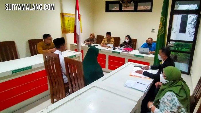 BAKAR TUBUH YUNIOR - MHM, santri senior pondok pesantren di Pandaan, Pasuruan akhirnya divonis bersalah oleh majelis hakim Pengadilan Negeri (PN) Bangil, Pasuruan. Majelis hakim menjatuhkan vonis 5 tahun penjara dan wajib mengikuti pelatihan kerja di Dinsos Kabupaten Pasuruan, selama 3 bulan, Kamis (2/2/2023).