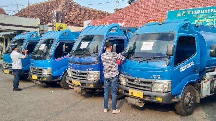Satreskrim Polres Pasuruan Kota saat memamerkan truk tangki yang berisikan bbm bersubsidi dan diduga kuat akan disalahgunakan.